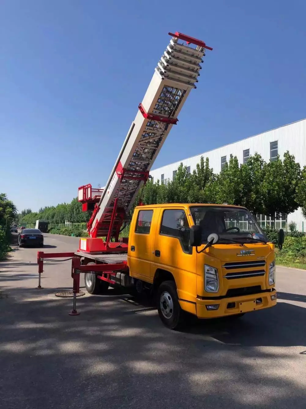 吴川附近的云梯车出租服务：轻松解决高空作业需求