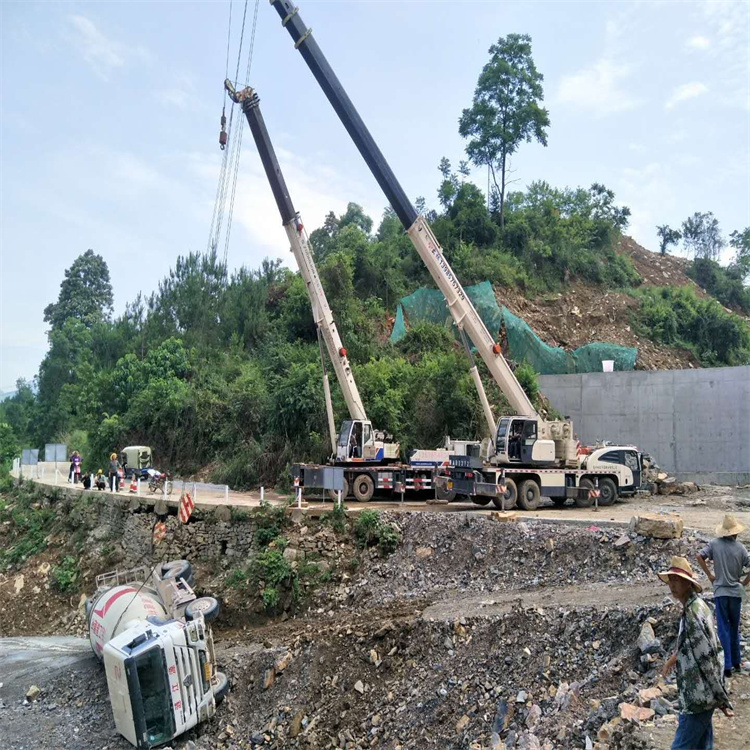 吴川汽车掉沟里叫吊车救援要多少钱